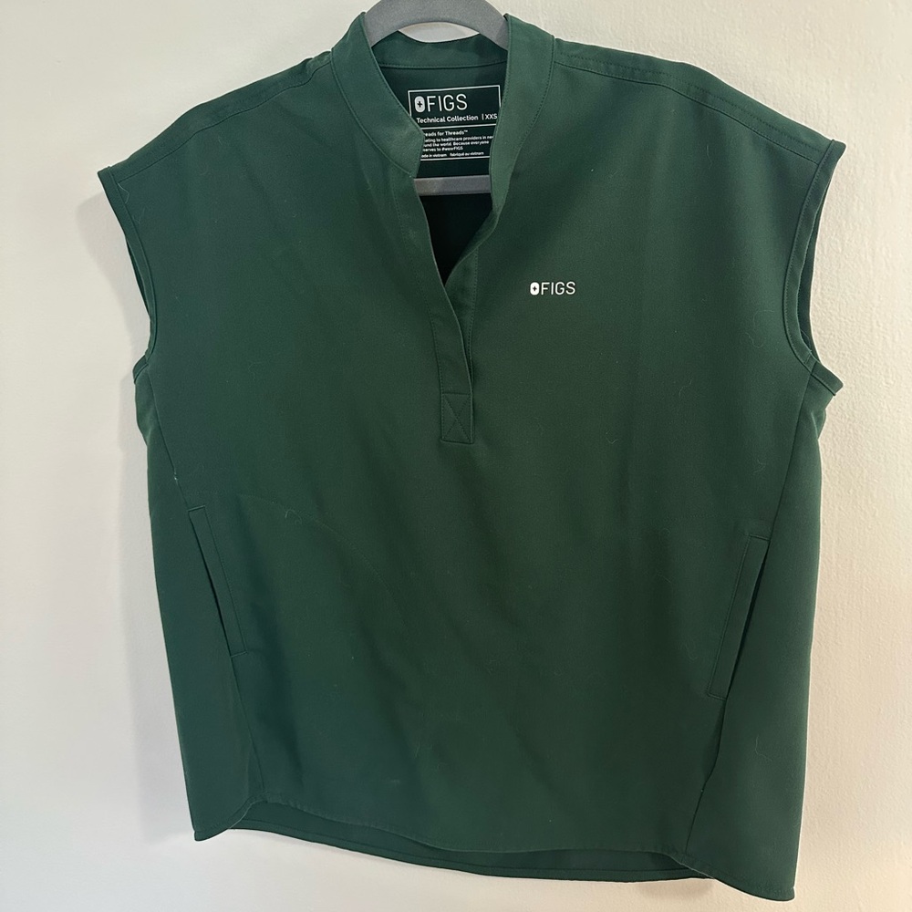 FIGS Women’s Green Sleeveless Scrub Top